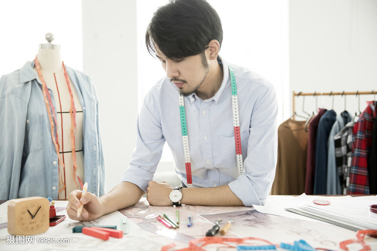 服裝設(shè)計師與服裝制作的完美結(jié)合